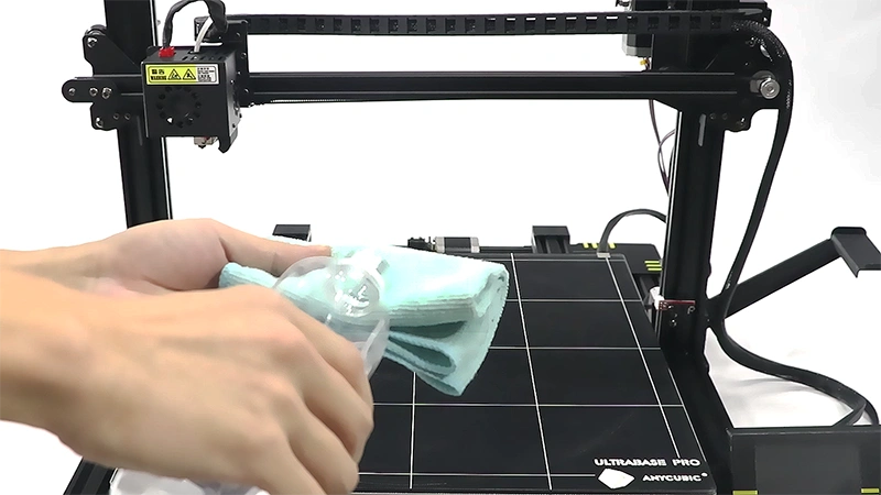 Pasos para limpiar la cama la impresora 3D, Aplicar alcohol isopropílico (IPA) limpiar cama impresora 3d
